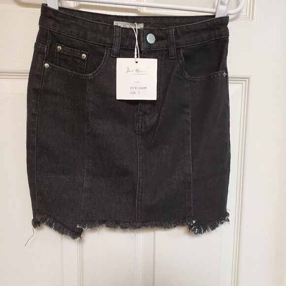 Just Quella Black Frayed Hem Denim Mini Skirt NWT Size 4 - Picture 4 of 7